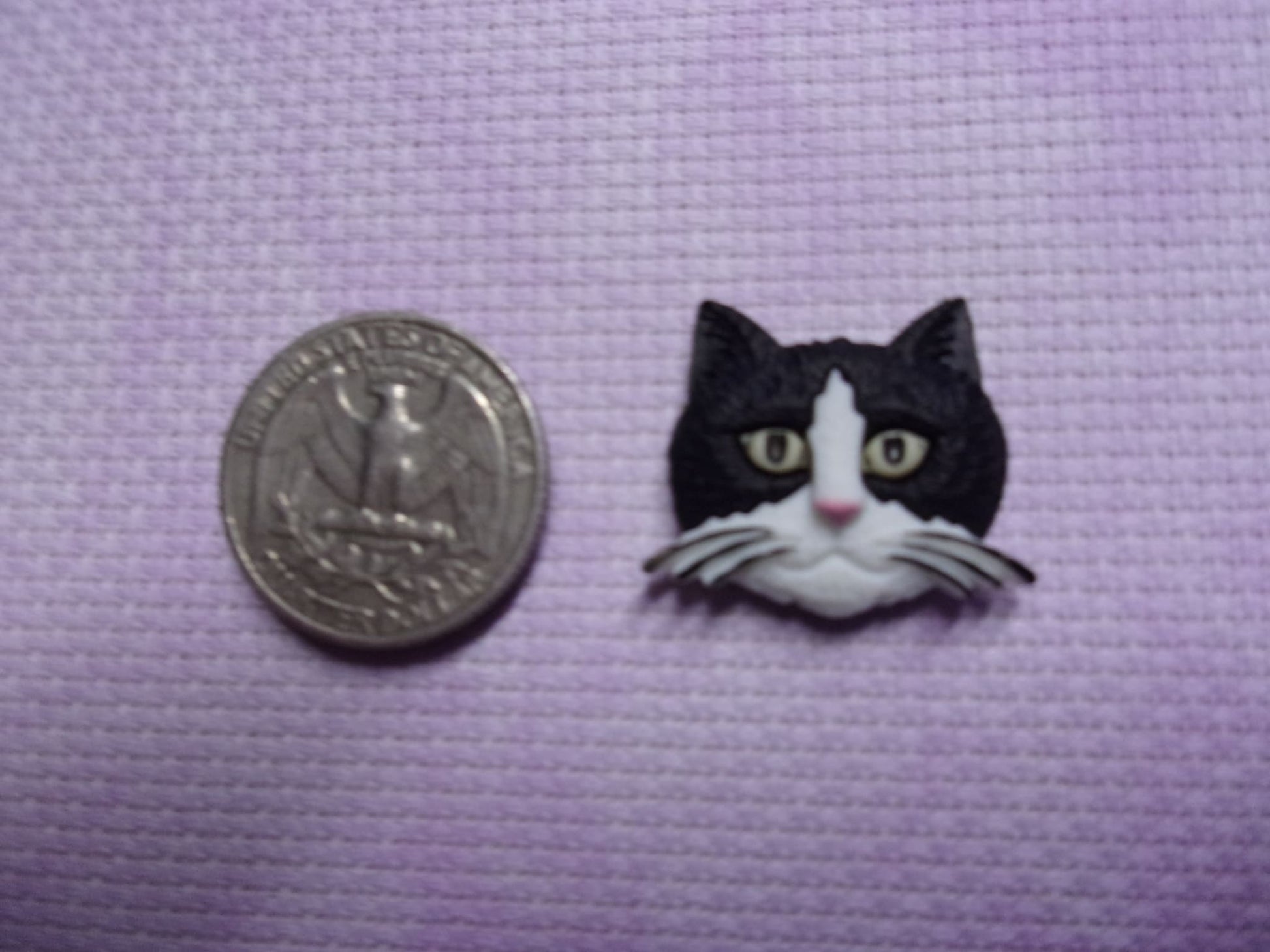 Cat Head Needle Minders Black/White