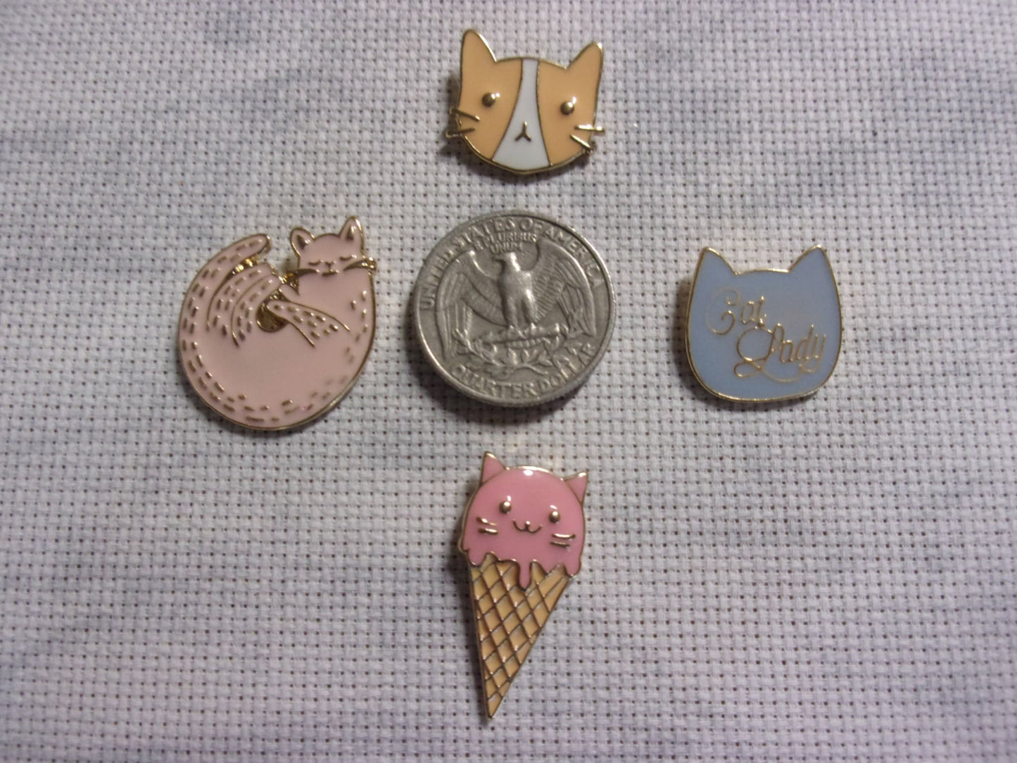 Cat enameled metal needle minders