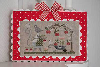 Tralala Souris au Jardin (Mouse in the Garden) cross stitch pattern